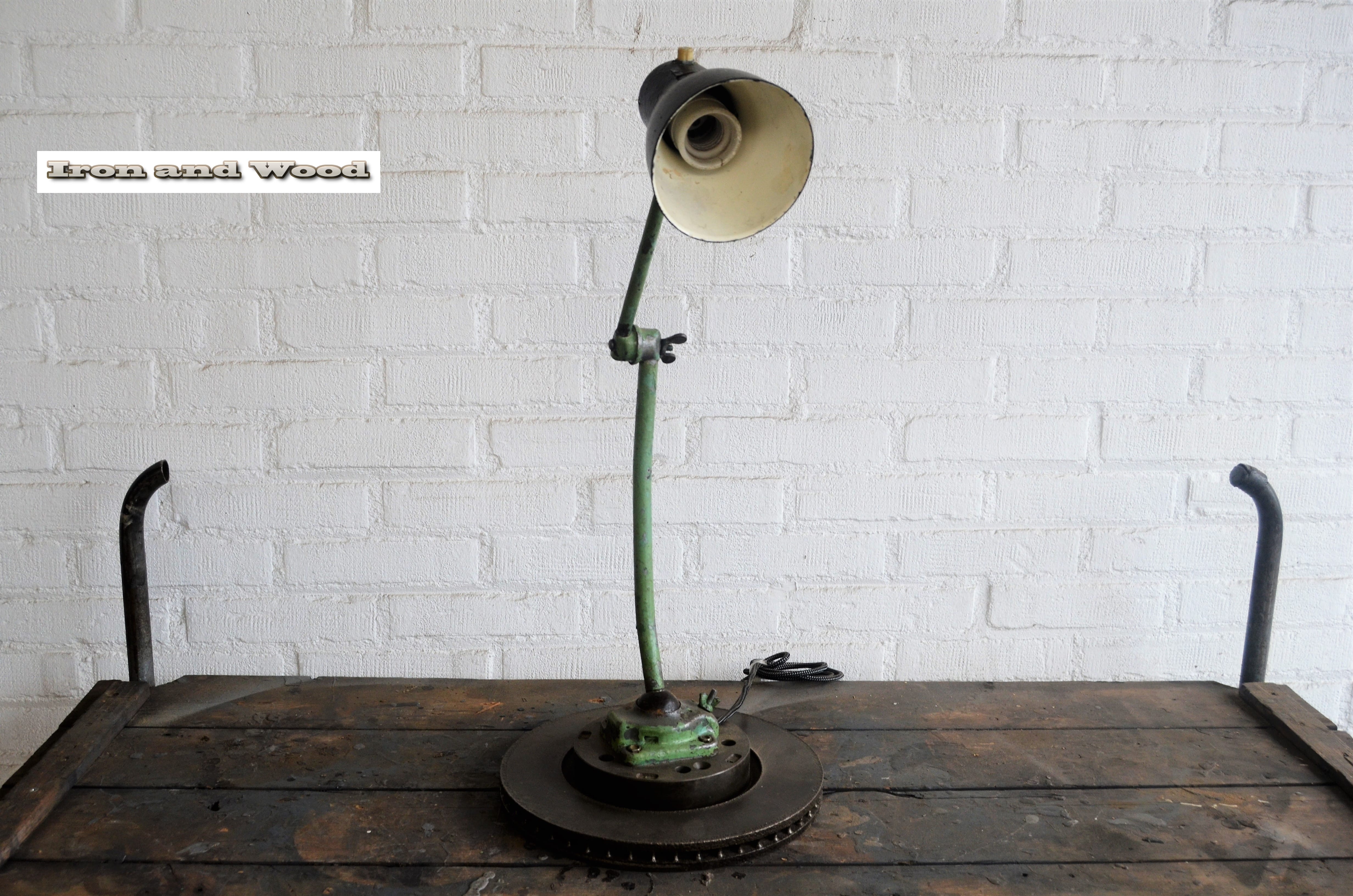 Oude industriele bureaulamp / schemerlamp mooi in een vintage, industrieel of loft